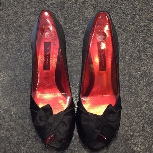 Nina Forbes “black luster” peep toe pump, size 8